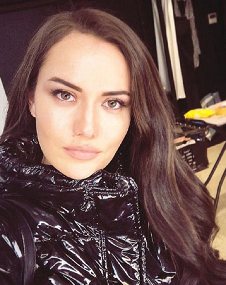 Benzerliği gören şoke oldu! ​Fahriye Evcen ikizini buldu