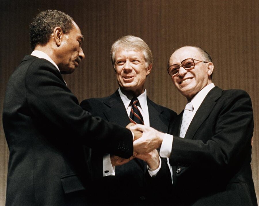 Mısır Cumhurbaşkanı Enver Sedat (Solda), İsrail Başbakanı Menachem Begin (Sağda) ve ABD Başkanı Jimmy Carter.