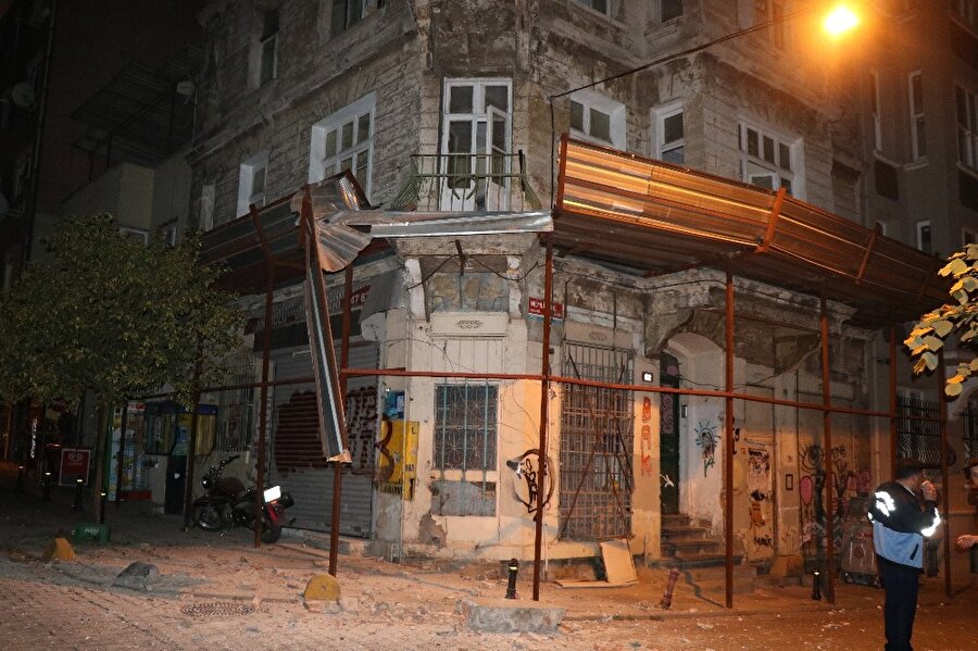Tarihi binadan kopan parçalar sokağa döküldü.
