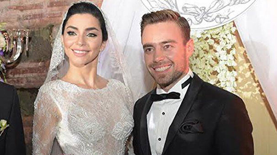 Hediyesini hala saklıyor
Genç oyuncu Merve Boluğur'un, eski eşi Murat Dalkılıç'ın düğünde kendisine hediye ettiği bileziği kolundan çıkarmaması, dikkatleri üzerine topladı. 