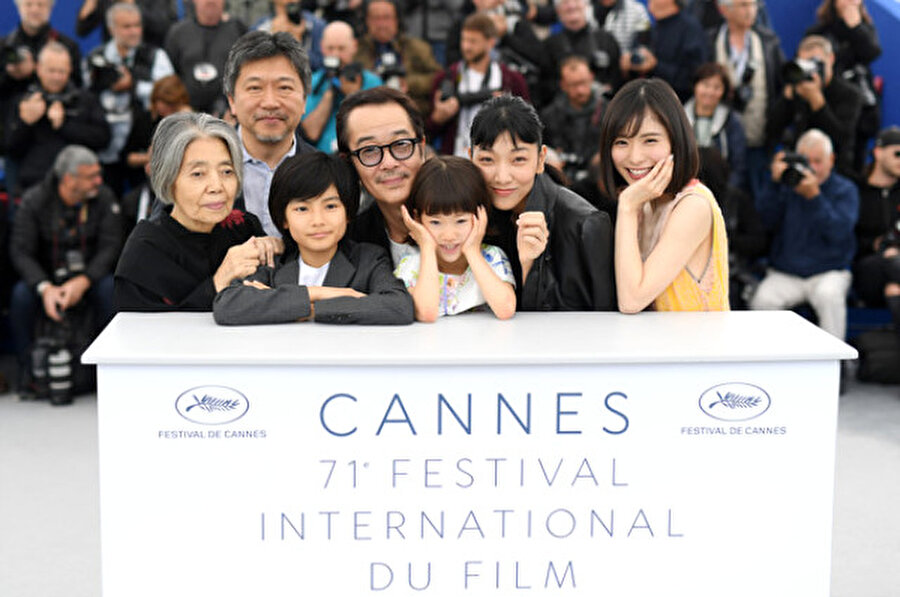 ''Bir Aile İşi''
Fransa'nın Cannes kentinde 9 Mayıs'ta başlayan festivalin kapanış programı ve ödül töreni Festival Sarayı'nda düzenlendi. En iyi filme verilen "Altın Palmiye" ödülüne Japon yönetmen Hirokazu Kore-eda'nın yönettiği "Manbiki Kazoku" (Bir Aile İşi) filmi layık görüldü.