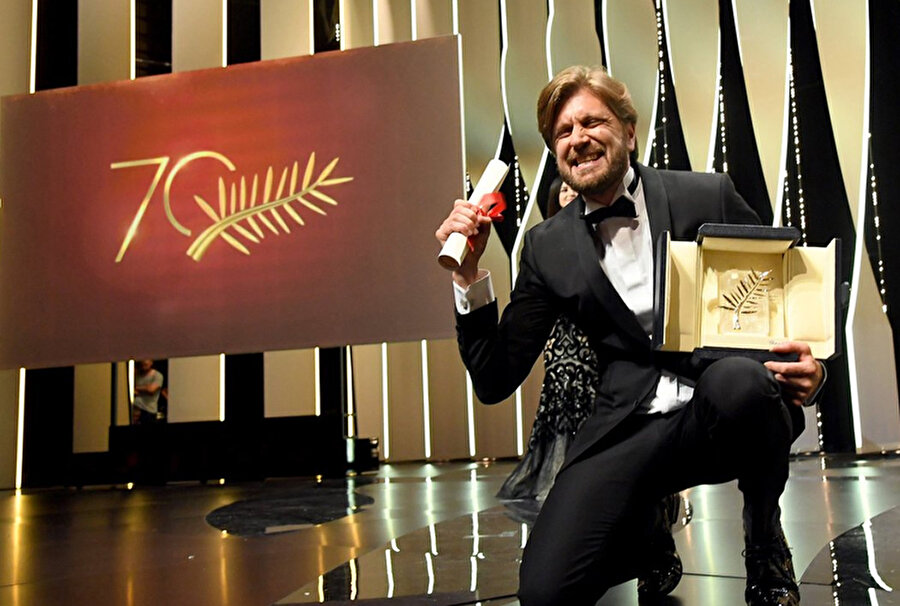 71. Cannes Film Festivali'nde ödülllerin dağıtımı...
-Altın Palmiye: Hirokazu Kore-eda, (Manbiki Kazoku)
-Büyük Ödül, Spike Lee, (Blackkklansman)
-Altın Kamera, Lucas Dhont, (Girl)
-En İyi Yönetmen, Pawel Pawlikowski, (Cold War)
-En İyi Erkek Oyuncu, Marcello Fonte, (Dogman)
-En İyi Kadın Oyuncu, Samal Yeslyamova, (Ayka)
-Juri Özel Ödülü, Nadine Labaki, (Capharnaüm)
-En İyi Senaryo, Alice Rohrwacher, (Lazzaro gibi mutlu) ve Nader Saeivar, (Üç yüz)
-Belirli Bakış Ödülü, Ali Abbasi, (Border)
-En İyi Kısa Film, Charles Williams, (All These Creatures)