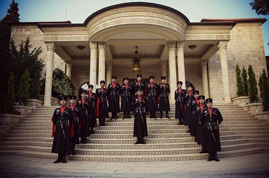 Ürdün'ün başkenti Amman'daki kraliyet sarayında Çerkez muhafızlar.