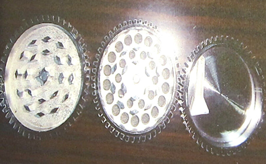 ''Uyuşturucu madde hazırlanmasında kullanıldığını bilmiyordum''
Gazete Habertürk'ten Hayati Arıgan'ın haberine göre; arkadaş ortamında merak ettiği için esrar içtiğini söyleyen oyuncu Gizem Karaca'nın evinden, esrar öğütmede kullanılan 2 metal düzenek çıktı. Düzeneği Viyana'da bir mağazadan 'sarımsak öğütmek için' aldığını öne süren Karaca, uyuşturucu madde hazırlanmasında kullanıldığını bilmediğini ve kullanmadığını söyledi.