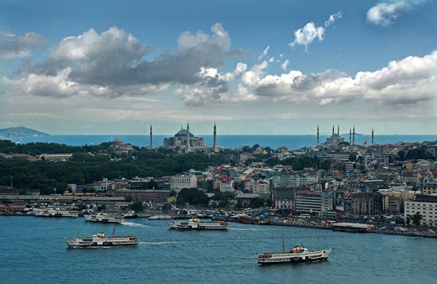 İstanbul Boğaz'ında Petrol Platformu geçişi nedeniyle durdurulan vapur seferleri normale döndü.