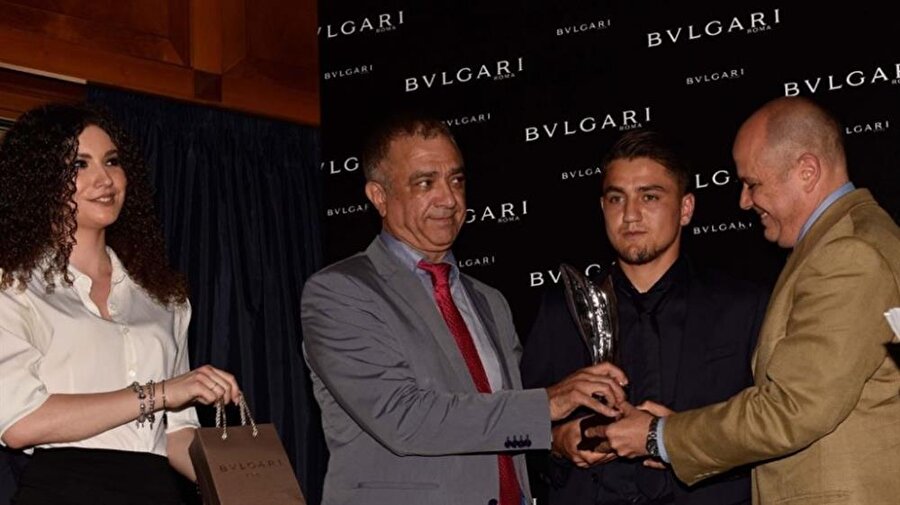 Cengiz Ünder, İtalya Spor Yazarları Derneği Roma Şubesi’nin (USSI Roma) her yıl geleneksel olarak verdiği sezon sonu ödüllerinden birine layık görüldü.