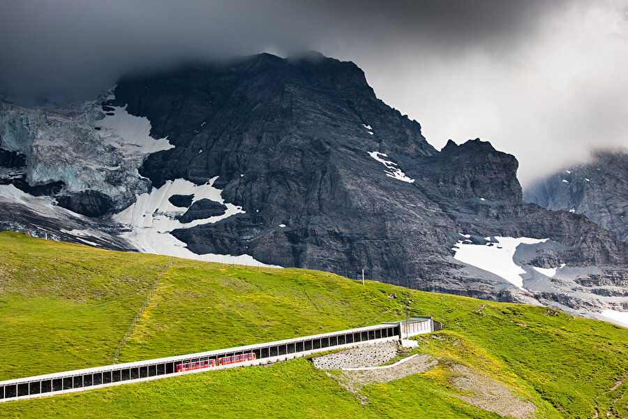 Muhteşem bir manzara izleme fırsatı sunuyor

                                    1912 yılının Ağustos ayında İsviçre’nin Jungfraujoch geçitinde inşa edilen Avrupa’nın en yüksek istasyonu, ziyaretçilerine muhteşem bir manzara izleme fırsatı sunuyor. 
                                