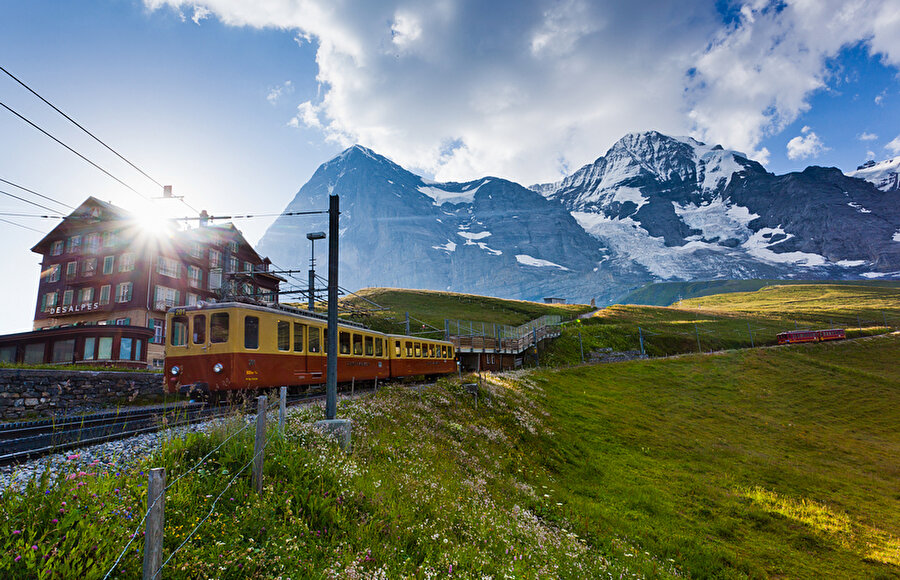 Ulaşım virajlı yollarla sağlanıyor

                                    Avrupa’nın en yüksek yer ölçümüne sahip ülkesi İsviçre'de, dağların sık ve yüksek olmasından kaynaklı ulaşım virajlı yollarla sağlanıyor. 
                                