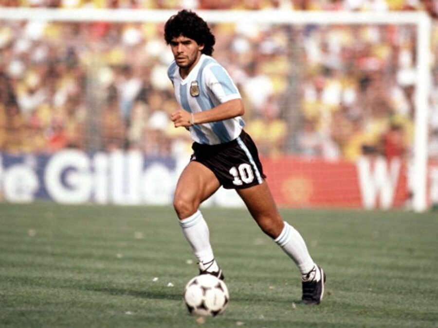
                                    1960 doğumlu Diego Armando Maradona futbolculuk kariyerinin sonuna yaklaşırken kilo almaya başladı. Arjantinli futbol adamı ara ara kilo versede bu macerası uzun soluklu olmuyor.
                                