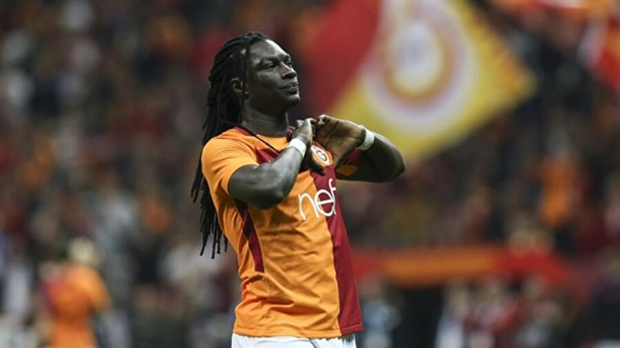 Gomis, 2017-18 sezonunu gol kralı olarak tamamladı ve Alex De Souza'yı geride bırakarak ligde bir sezonda en fazla gol atan yabancı oyuncu oldu.
