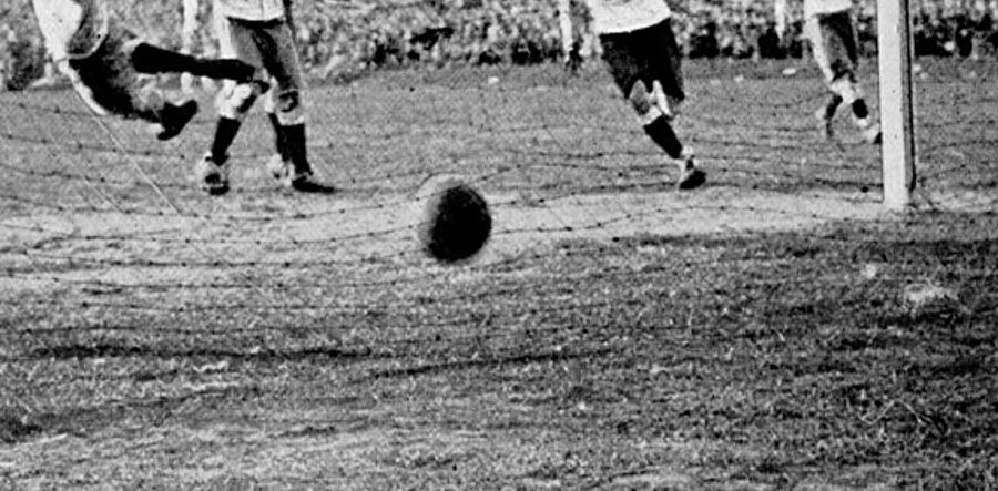 Galatasaray ile turneye çıktı

                                    1921 yılında İttihatspor el değiştirdi. Mevcut futbolcuların Beşiktaş forması giyeceği bildirildi. Aynı dönemde Galatasaray, Almanya turnesine çıktı. Bombacı Refet de bu kafilede yer aldı. 
                                
