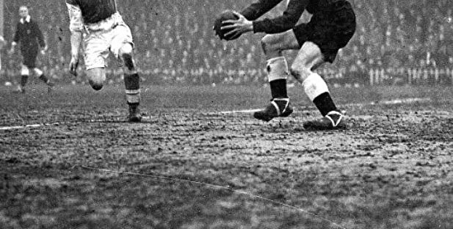 Almanya’ya yerleşti
Bekir Refet son yıllarında zaman zaman Türkiye'yi gelip şans bulduğu takımlarda forma giydi. Elbette efsane bu süreçte Almanya'ya dönüp orada da sözleşmesinin bulunduğu kulüple maçlara çıkıyordu. 1925 yılında Bekir Refet, Fenerbahçe'nin Slavia Prag ile oynadığı maçta görev aldı. Ancak milli futbolcu performansıyla göz doldurmadı. 1927 yılında Fenerbahçe formasını beş ay giyen Bombacı Refet bu sürede 11 maça çıktı. Söz konusu maçlarda Bekir Refet 14 gol attı. 1928 yılında futboldan elini eteğini çeken Bekir Refet Teker, Almanya'ya yerleşti ve burada iş kurdu. Fenerbahçe için ayrı bir öneme sahip olan Bekir Refet Teker 5 Nisan 1977'de yani 77 yaşında Almanya'nın Karlsruhe şehrinde vefat etti.