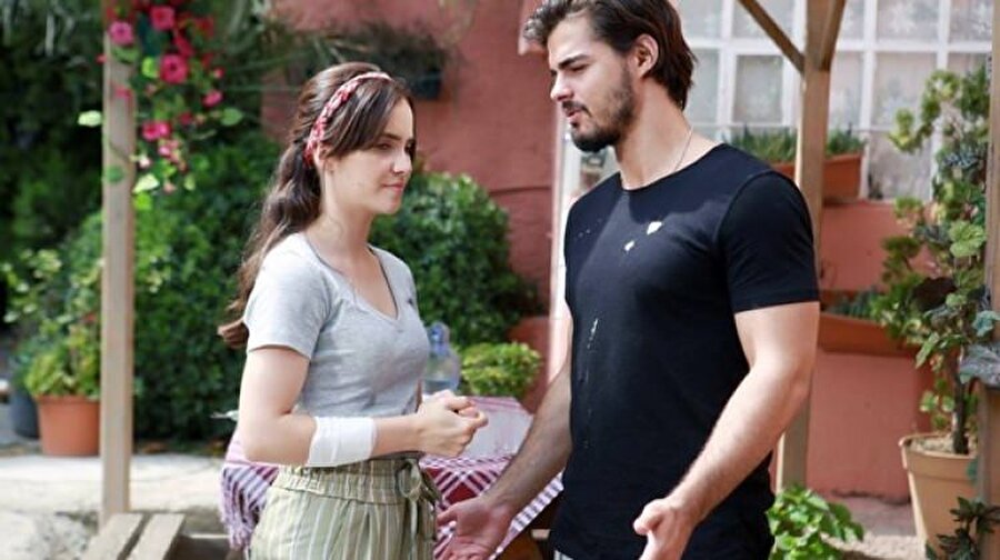 Cennet'in Gözyaşları konusu
Annesi tarafından bebekken terk edilmiş Cennet, babaannesi Mukaddes'le beraber yoksul mahallede yaşamaktadır. Mimarlık fakültesinden birincilikle mezun olacağı gün, yakışıklı ve başarılı patronu Selim'le yolları kesişir. SR Mimarlığın ortaklarından Soyer ailesinin biricik kızı Melisa, Cennet'in fakülteden arkadaşıdır ve Selim'le çocukluktan beri arkadaştır. Ancak Melisa için Selim arkadaştan ötedir. Cennet, mezuniyet töreninde Selim'i Melisa'nın yanında görünce şok olur. Melisa'nın başarılı iş kadını olan annesi Arzu, Cennet'e şirketlerinde iş teklif eder. Selim, ilk görüşte etkilendiği Cennet'in şirketlerinde işe başlayacak olmasından son derece memnundur. Ancak Arzu, kendi elleriyle hayatına soktuğu Cennet'le beraber, sırlarla dolu geçmişinin de geldiğinden habersizdir.