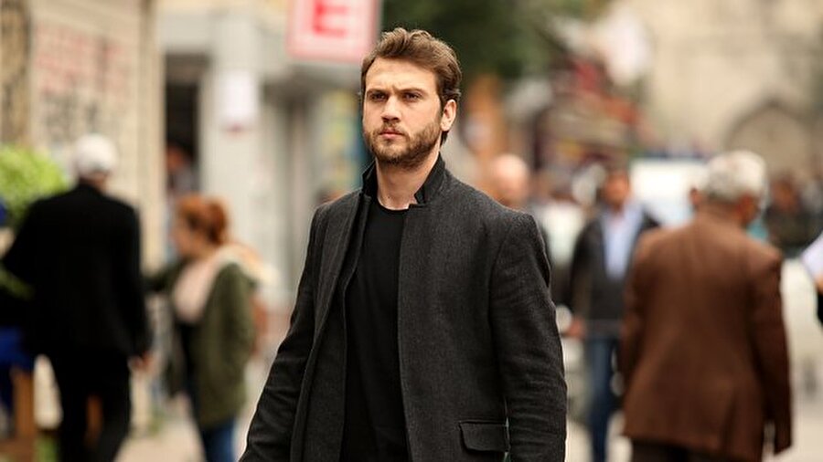 Çukur
İstanbul'un en belalı mahallerinden Çukur'un kontrolü Koçova ailesinin elindedir. Koçovalıların Çukur'u yönetirken en önemli kuralları da uyuşturucuya asla izin vermemeleridir. Ancak gözünü bu mahalleye dikmiş ve bu yasağı kırmaya hazırlanan yeni bir grubun ortaya çıkması ile mevcut düzen bozulur. Tam Koçovalıları pes ettirdiklerini düşündüklerinde, ailenin küçük oğlu Yamaç yıllar önce bambaşka bir hayat kurmak için arkasında bıraktığı Çukur'a geri dönecek ve yeni bir dönem başlayacaktır. Yamaç yıllar önce Çukur'u ve ailesini arkasında bırakarak yarınını düşünmediği bir hayata dalmıştır. Karşısına en az kendisi kadar hesapsız, yaralı ve tehlikeli ama bir o kadar da güzel bir genç kadın olan Sena çıkınca sonsuz aşkı bulduğuna inanır. “Ölene kadar mutlu” olmak üzere bir araya gelen bu genç çiftin hayatına Çukur'un ve Yamaç'ın ailesinin yeniden girmesi ile hiçbir şey artık hayalini kurdukları gibi olmayacaktır. Yamaç'ın Çukur'daki geleceği ve Sena'nın geçmişi ortak bir hayat kurmalarına izin verecek midir?