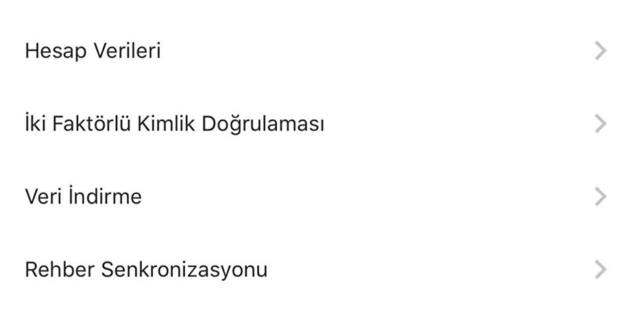 İki faktörlü doğrulamayı etkinleştirin
Instagram'da iki faktörlü doğrulamayı etkinleştirip güvenliği artırmak için öncelikle Ayarlar > İki Faktörlü Kimlik Doğrulaması seçeneğini aktif etmek gerekiyor. Ardından yeni bir cihazla oturum açmaya çalışıldığında ekstra bir kod girmek gerekiyor ve bu da önemli bir güvenlik katmanı oluşturuyor. 