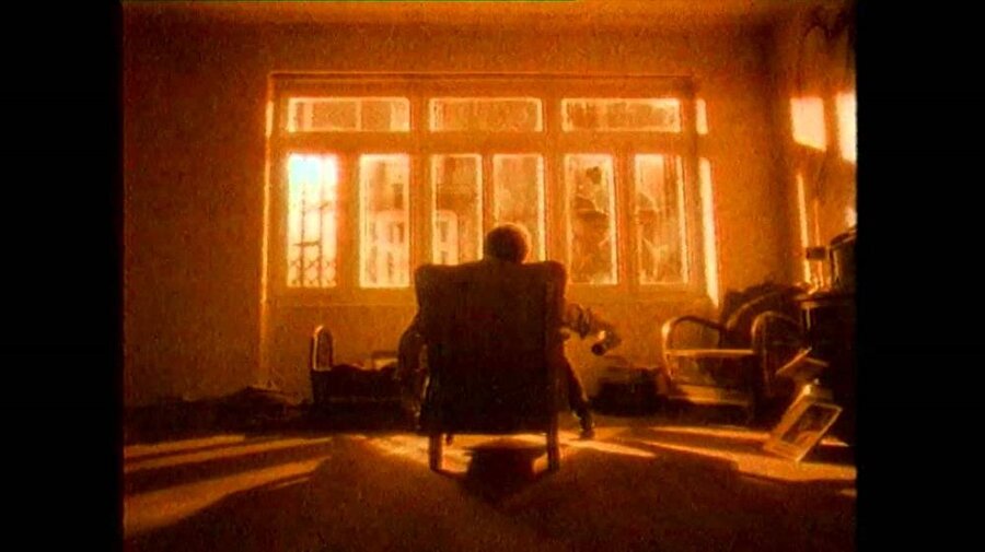 Kış Güneşi'ni kim okusun?
En büyük şarkı krizi Kış Güneşi'nde yaşandı. Tarkan'a büyük şöhret ve başarı getiren şarkıyı; Ajda Pekkan, Niran Ünsal ve Hande Yener okumak istedi. Şarkıyı kaptırmak istemeyen Pekkan, erkenden stüdyoya girerek şarkıyı okudu ancak sonrasında projeden çekildi ve şarkı Yener ile Ünsal'a kaldı. İki şarkıcı da isteklerinden vazgeçmeyince albümde iki farklı versiyonda Kış Güneşi yer almış oldu.