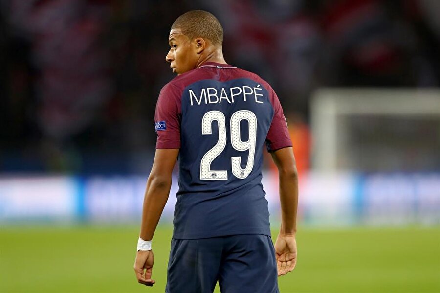 Kylian Mbappe / 120 milyon Euro
Fransız ekibi PSG ile 2020'nin haziran ayına kadar mukavelesi bulunan Kylian Mbappe'nin mevcut değeri 120 milyon Euro.