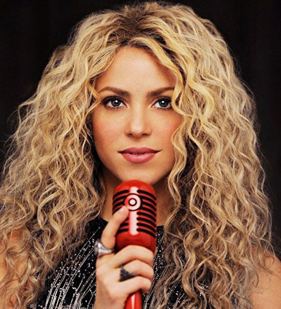 Shakira hakkında
2 Şubat 1977‘de İtalyan asıllı Kolombiyalı Nidado ve Lübnan asıllı Amerikalı William Mebarak Chadid‘in tek çocuğu olarak Barranquilla, Kolombiya‘da dünyaya geldi. Latin Amerika‘nın en başarılı müzisyenlerinden biri olan Shakira, sesi, kendine özgü tarzı ve oryantalist figürleriyle zenginleşen dansıyla 21. yüzyılın en önemli kadın vokallerinden biri haline gelmiştir. Nobel ödüllü yazar Gabriel Garcia Marquez‘le dostluğunu yoksul çocuklara yardım için kurdukları vakıfla güçlendiren şarkıcının “Ojos Así“, “Whenever Wherever”,“La Tortura“, “Hips Don’t Lie“, “Beautiful Liar” gibi hitleri vardır. 