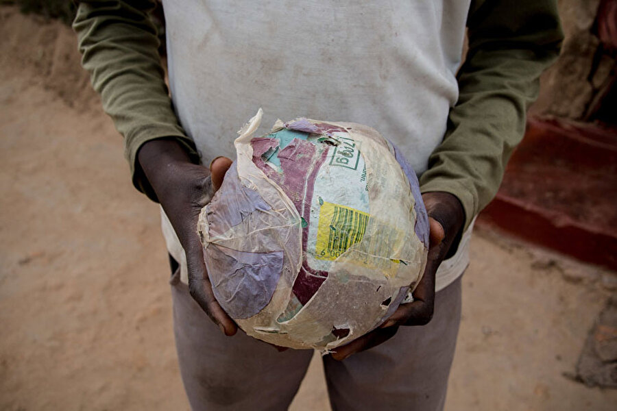 Zimbabve'de 34 dolarlık gelirli bir evdeki en sevilen oyuncak ise poşet ve kağıtlarla yapılan bir futbol topu...
