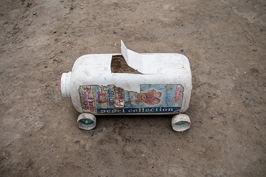 Haiti'de kişi başı aylık geliri 39 dolar olan evde, en sevilen oyuncak plastik şişeden yapılmış bir araba

