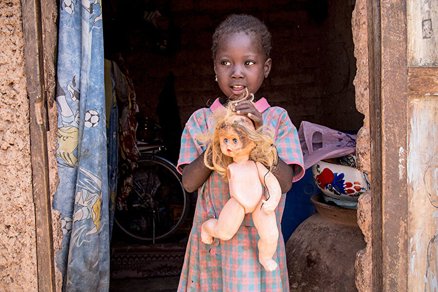 Burkina Faso'da 45 dolarlık gelirli bir ailenin çocuğu, en çok plastik bebeğini seviyor
