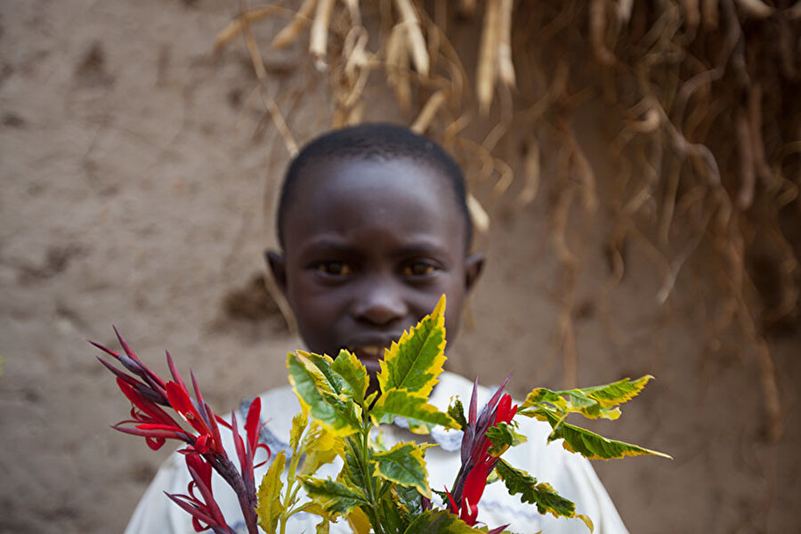 Ruanda'da kişi başına gelirin 72 dolar olduğu evdeki çocuk, yapraklar ve dallarla oynamayı seviyor...
