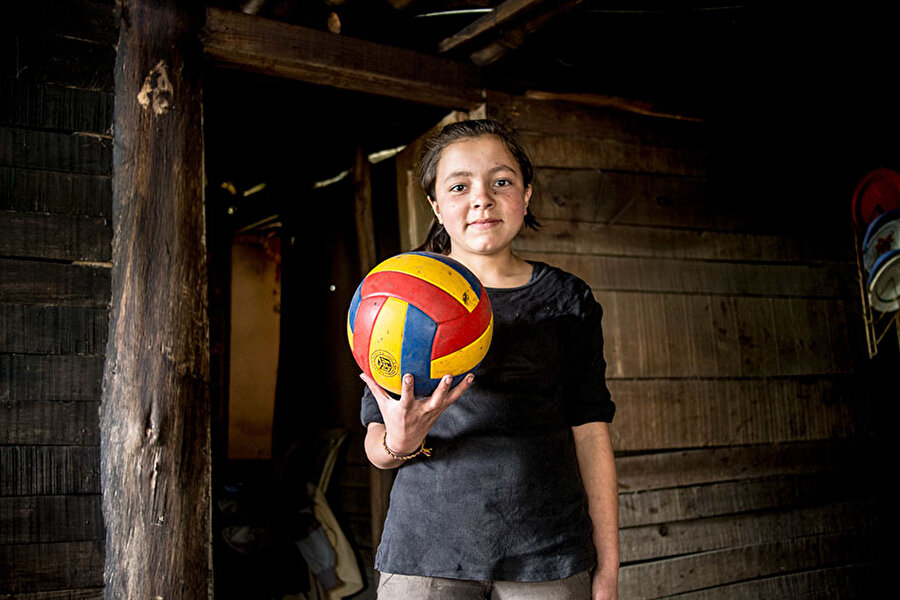 Kolombiya'da ayda kişi başı 123 dolara geçinen bu ailede, en sevilen oyuncak bir voleybol topu
