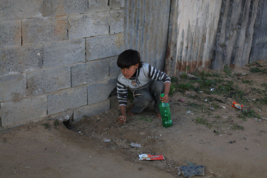 Filistinli ailenin aylık kişi başı geliri 112 dolar ve bu çocuğun en sevdiği oyuncak, bir plastik şişe!

