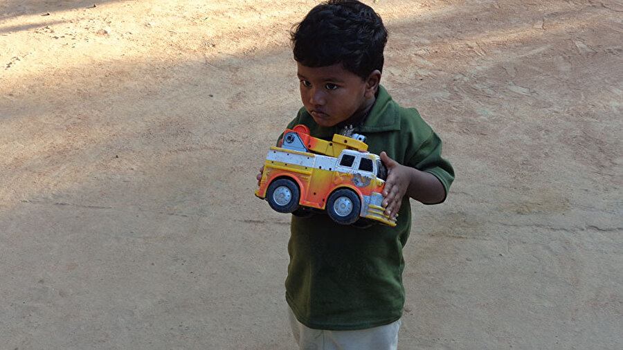 Hindistan'da 245 dolarlık gelirli ailenin oğlu ve en sevdiği oyuncağı bir kamyon...
