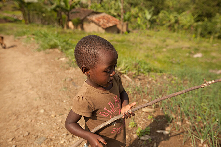 Ruandalı bu ailenin aylık kişi başı geliri 251 dolar, çocukların en sevdiği oyuncakları ise ağaç dalları ve çubuklar...
