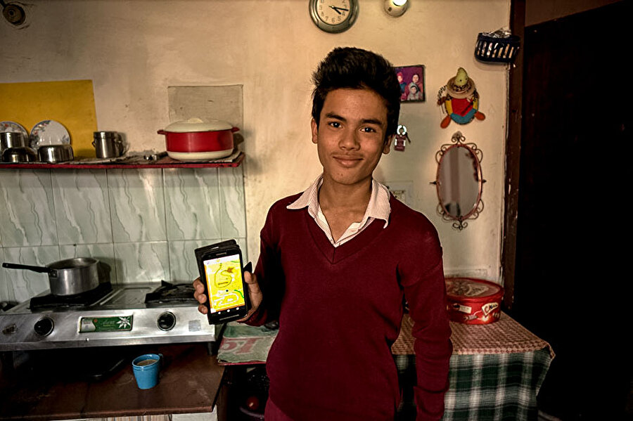 Hindistan'da aylık kişi başı 369 dolar gelirli evde en sevilen oyuncak, bir cep telefonu....
