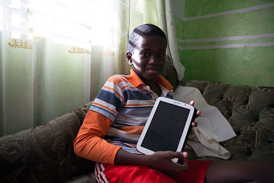 Kenya'daki bu aile aylık kişi başı 3268 dolar ile geçiniyor ve çocuklarının en sevdiği oyuncak bir tablet bilgisayar...
