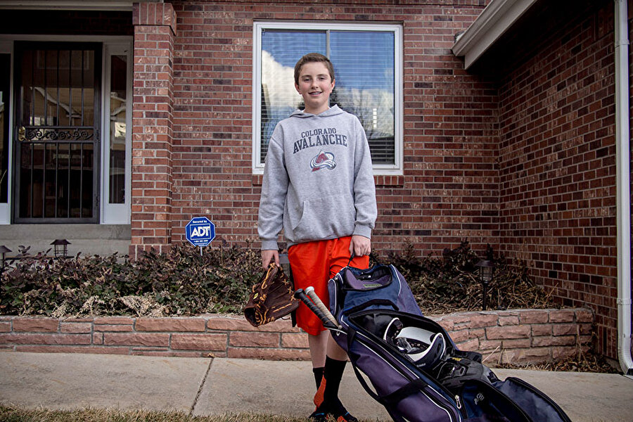 Amerika'da yetişkin başına 4650 dolarlık geliri olan bu evin çocuğu, en çok beyzbol takımı ile oynamayı seviyor
