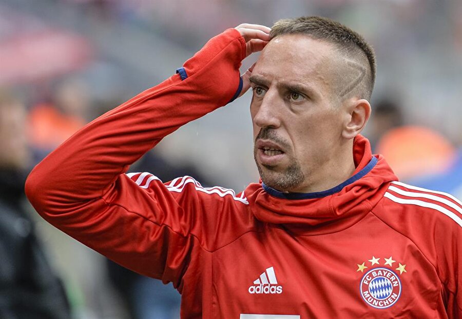 Franck Ribery 
2004-2005 sezonun devre arasında Galatasaray'a transfer olan Franck Ribery  ürkiye'de yalnızca yarım sezon forma giydi ve Marsilya'ya transfer oldu. 2007'de Alman devi Bayern Münih'e imza atan Franck Ribery geçtiğimiz günlerde kulübüyle sözleşme uzattı. 35 yaşındaki futbolcu gençlik yıllarında Müslüman oldu. Ribery, Almanlara özgü şampiyonluk kutlamalarında alkol nedeniyle genellikle geri planda kalmayı tercih ediyor.