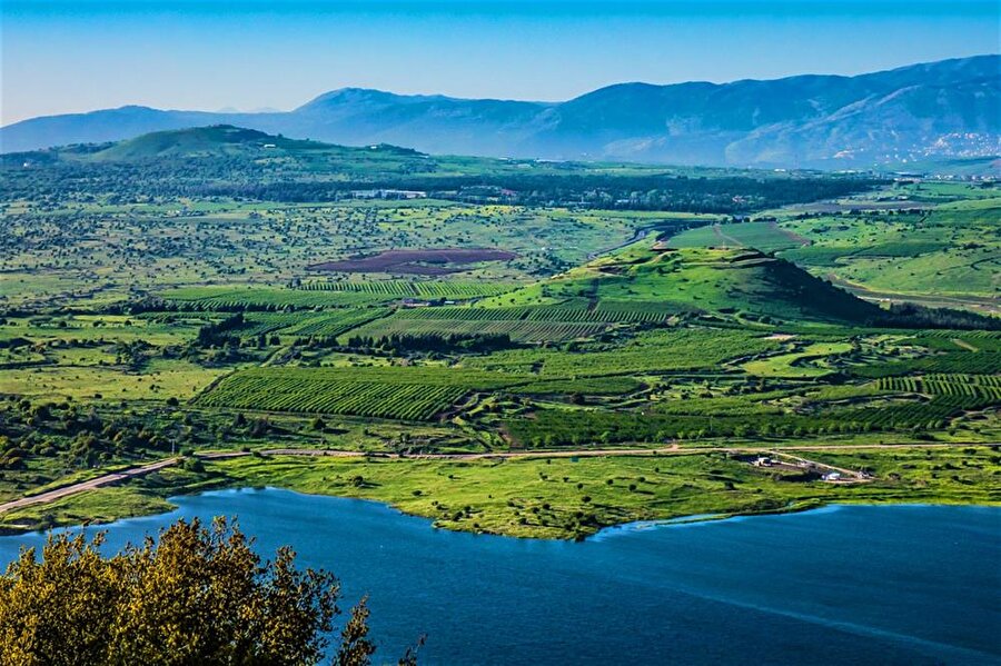 Golan Tepeleri, bölgeye hakim yükseltisi sebebiyle stratejik öneme sahip.
