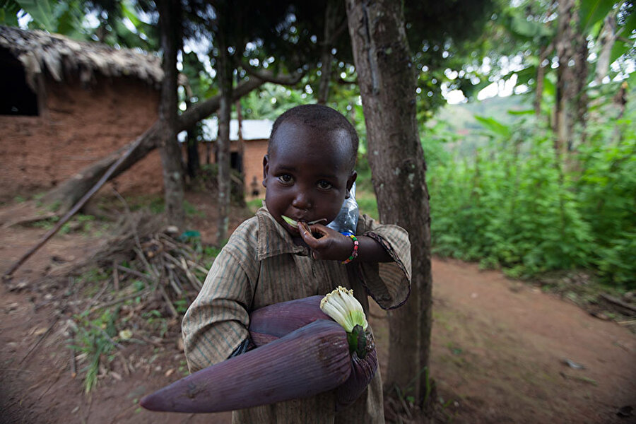 Aynı gelir düzeyinde Burundi'de yaşayan bu çocuk ise, mısır koçanlarıyla oynamayı seviyor
