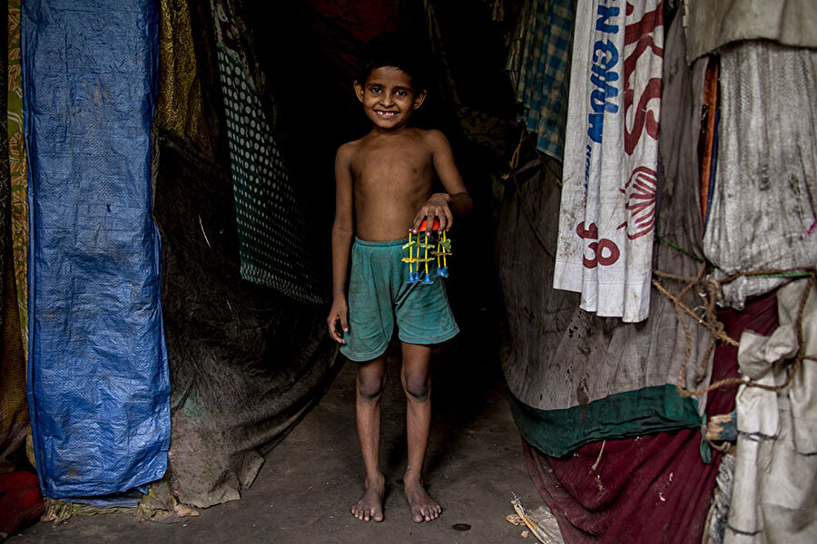 Hindistan'da kişi başı aylık geliri 31 dolar olan bu evde yaşayan çocuğun elindeki en sevdiği oyuncağı
