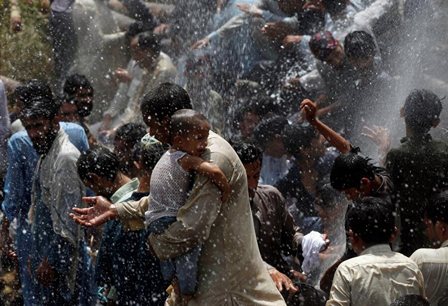 Pakistan'da aşırı sıcaklar hayatı olumsuz etkiledi

                                    Pakistan'da yaşamı olumsuz etkileyen yüksek hava sıcaklıkları ülkenin güneyindeki Karaçi kentinde son üç günde 65 kişinin hayatını kaybetmesine neden oldu. Hayatlarını kaybedenlerin büyük çoğunluğunun 6 ila 78 yaşlarında olduğu ve evlerinde öldükleri bildirildi. Karaçi'de gün içerisinde 45 dereceye kadar çıkan sıcaklığın ve yüzde 78'e ulaşan nemin yanında elektrik kesintileri de hayatı olumsuz etkiledi. Hint Okyanusu kıyısında bulunan Karaçi'de aşırı sıcak havalar yavaş yavaş normale dönüyor.
                                