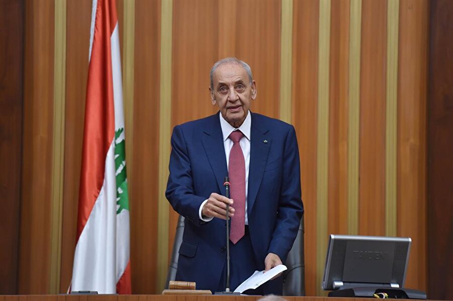 Nebih Berri yeniden Meclis Başkanı

                                    
                                    Lübnan'da Şii Emel Hareketi lideri Nebih Berri, 6 Mayıs'ta gerçekleştirilen genel seçimlerin ardından parlamentoda yapılan oylamada 26 yıldan beri sürdürdüğü Temsilciler Meclisi Başkanlığına yeniden seçildi. Lübnan Temsilciler Meclisi, 6 Mayıs'ta yapılan genel seçimlerden sonra meclis başkanı seçimi için gerçekleştirdiği ilk oturumunda tek aday olarak katılan 80 yaşındaki Nebih Berri'yi seçti. Berri, başkent Beyrut'ta yapılan Temsilciler Meclisi 6'ncı dönem başkanlık seçiminde 128 üyeden oluşan parlamentoda 98 evet oyu alarak 4 yıllık yeni dönem için Meclis Başkanlığı makamında kalmaya devam edecek.
                                
                                