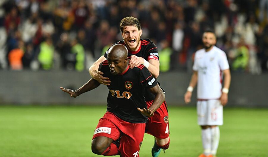 Pierre Webo, spikeri kahretti