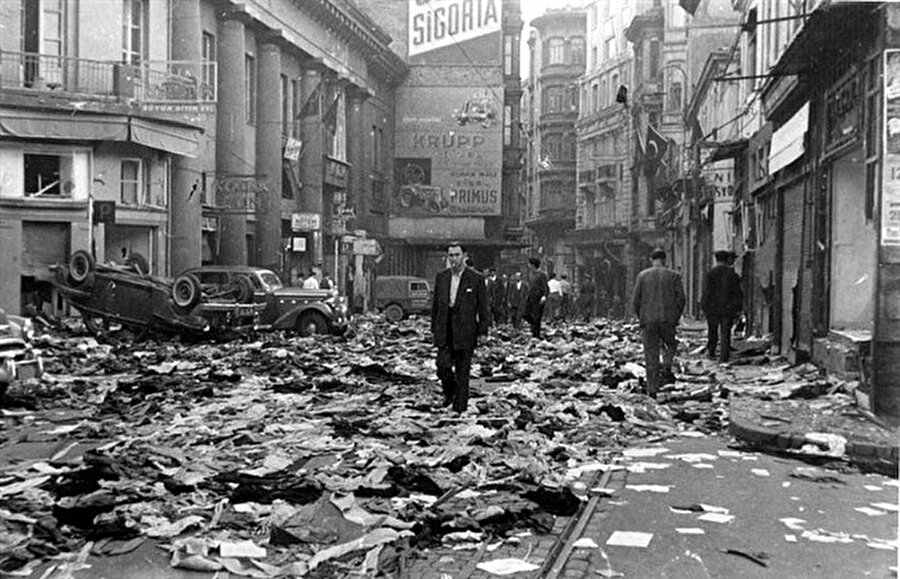 1955 - 6 -7 Eylül olayları

                                    Selanik'te Atatürk'ün doğduğu evin yanındaki Türk konsolosluğunun bahçesine atılan iki bombadan birinin patladığı, evin ve konsolosluk binasının camlarının kırıldığı haberi ile Ankara, İstanbul ve İzmir'de halkın sokağa dökülmesi ile 6 Eylül 1955'te "6-7 Eylül Olayları" başladı.O günlerde azınlıkların çoğunlukta yaşadıkları semtlerde yangınlar çıkarılmış, kiliselere ve mezarlıklara saldırılarda bulunulmuştu.
                                