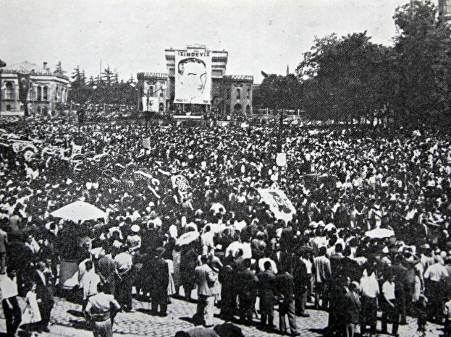 1960 - Üniversite öğrencilerinin gösterileri

                                    1960 yılının nisan ayında bir grup üniversite öğrencisi hükümet aleyhinde gösterilere başladı. İstanbul Beyazıt Meydanı'nda üniversite öğrencilerinin eylemleri sırasında öğrenci Turan Emeksiz, seken bir kurşunun başına isabet etmesi sonucu hayatını kaybetti. Ülkede yaşanan bu olaylar nedeniyle İstanbul ve Ankara'da sıkı yönetim ilan edildi.
                                