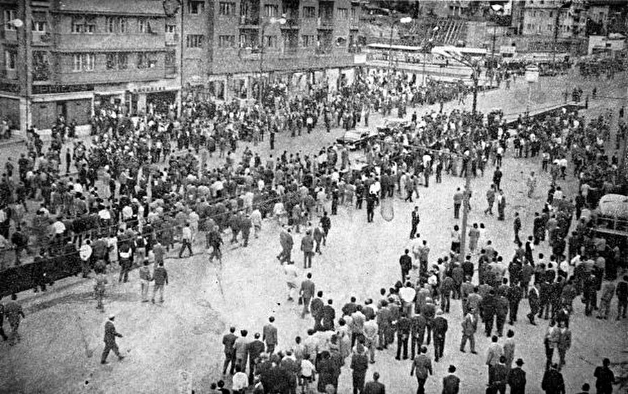 1960 - 5 Mayıs '555K'

                                    1960 yılında eylemler dozunu artırılarak devam etti. Mayıs ayında bir grup öğrenci '555K' koduyla yani '5'inci ayın 5'inci gününde  saat 5'te Kızılat Meydanı'nda gösteri düzenlendi.Adnan Menderes, kendisine karşı eylem yapılan yere giderek eylemcilerin arasına girdi. O sırada bir genç Menderes'in boğazını sıktı. "Ne istiyorsun" diye sorduğu gençten "Hürriyet istiyorum" cevabını alan Menderes, "Bir başbakanın boğazını sıkıyorsun bundan ala hürriyet mi var?" ifadelerini kullandı.
                                