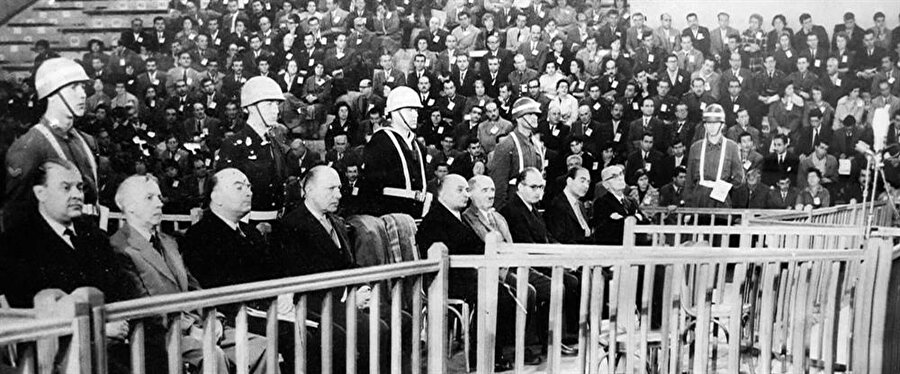 14 Ekim 1960: Yassıada yargılamaları

                                    Yassıada'daki yargılamalar, 14 Ekim 1960'ta başlayıp 15 Eylül 1961'de karara bağlandı. 592 sanıktan 288'i için idam istendi. Kararı açıklayan Yüksek Adalet Divanı, 15 sanığı idam cezasına çarptırdı. Eski Cumhurbaşkanı Celal Bayar, eski Başbakan Adnan Menderes, eski Dışişleri Bakanı Fatin Rüştü Zorlu, eski Maliye Bakanı Hasan Polatkan'ın idam kararları oy birliğiyle alındı. 
                                