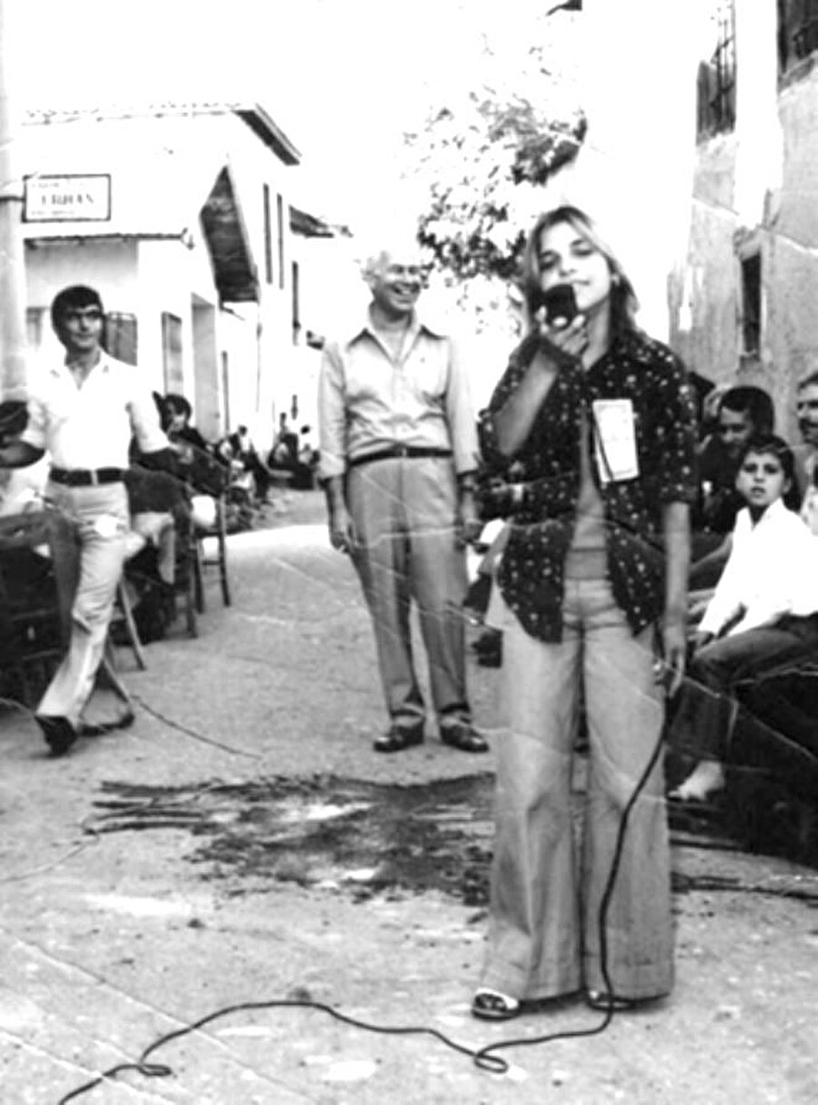 Mahalleliye şarkı söyleyen bu genç kız şimdi milyonların sevdiği ​bir sanatçı