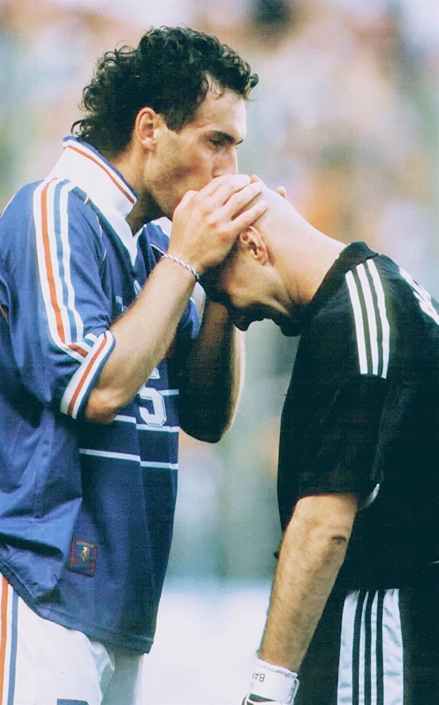 Laurent Blanc 
1998 Dünya Kupası finalinde Brezilya ile Fransa karşı karşıya geldi. Fransa'nın önemli isimlerinden Laurent Blanc kart cezası nedeniyle final karşılaşmasında forma giyemedi. Maçı Brezilya'yı 3-0 mağlup eden Fransa kazandı ve tarihinde ilk kez bu kupayı müzesine götürmeyi başardı.