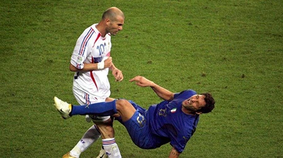 Ve Zinadine Zidane
Bu olay diğerlerinden çok farklı elbette… Almanya'nın ev sahipliğinde düzenlenen 2006 Dünya Kupası'nda finale İtalya ile Fransa kaldı. İki ekip de maça bir hayli istekli başladı. İlk gol maçın 6. dakikasında Zinedine Zidane'nin kullandığı penaltıdan geldi. İtalya 19. dakikada Marco Materazzi ile skora denge getirdi. Mücadelenin normal süresi 1-1'lik eşitlikle tamamlandı ve mücadele uzatmalara kaldı. Maçın 110. dakikasında Zidane kendisine küfür eden Materazzi'nin göğsüne yıllardır unutulmayan o kafayı attı. Kırmızı kart gören ve öfkeyle sahayı terk eden Zidane'ın kupanın yanından geçerken çekilen fotoğrafı halen futbolseverlerin zihninde tazeliğini koruyor. Zorlu karşılaşma uzatmalarda da gol sesi çıkmayınca penaltılara kaldı. Penaltı atışlarını 5-3 kazanan İtalya kupanın sahibi oldu. Fransız futbolcu da gördüğü kritik kart nedeniyle finalin en önemli dakikalarında görev alamamış oldu.