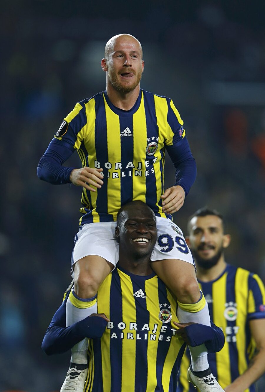 Miroslav Stoch

                                    
                                    Fenerbahçe’de top koşturduğu yıllarda haşarı bir çocuk olan Stoch, baba olduktan sonra özel hayatıyla gündeme gelmemeye başladı. Ancak bu süreç Fenerbahçe’den ayrıldıktan sonra yaşanır oldu. Fenerbahçe ile yollarını 2017'de ayıran Stoch şimdilerde Slavia Prag forması giyiyor.
                                
                                