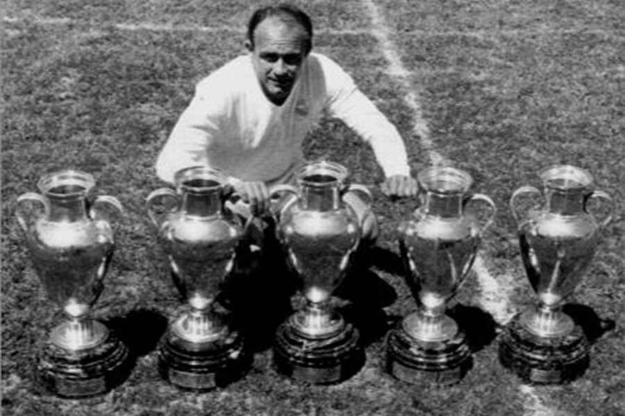 Alfredo Di Stefano /  5

                                    Arjantinli forvet Alfredo Di Stefano 1953-1964 yılları arasında Real Madrid forması giydi.
1955-19561956-19571957-19581958-19591959-1960
                                