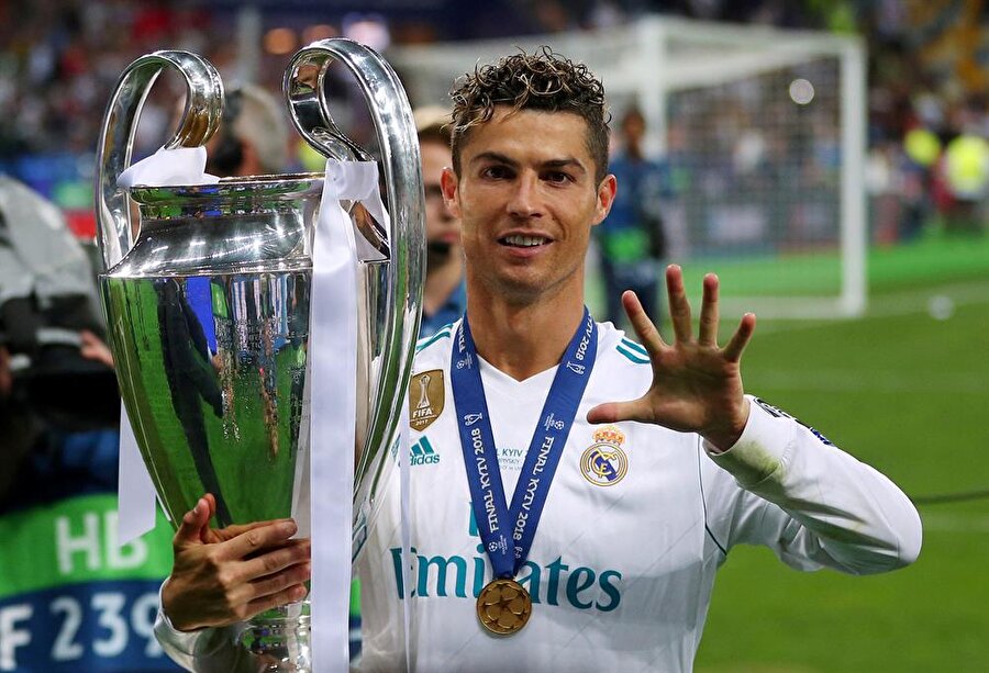 Ve Cristiano Ronaldo

                                    26 Mayıs 2018’de Ukrayna’nın başkenti Kiev’de Real Madrid ile Liverpool karşı karşıya geldi. Liverpool’u 3-1 mağlup eden Real Madrid iki sezon üst üste Şampiyonlar Ligi kupasını müzesine götürdü. Tarihinde 13. Şampiyonlar Ligi kupasını kaldıran Real Madrid’de Cristiano Ronaldo kariyerindeki beşinci Devler Ligi kupasını kaldırdı. İşte Real Madrid formasıyla Ronaldo’nun kazandığı 5 Şampiyonlar Ligi şampiyonluğu:
2007-20082013-20142015-20162016-20172017-2018
                                